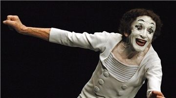 Pantomime Marcel Marceau bei einem Auftritt,