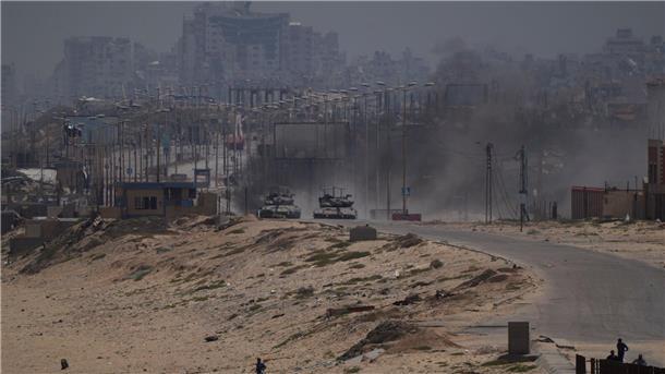 Panzer der israelischen Armee auf einer Straße im zentralen Gazastreifen.