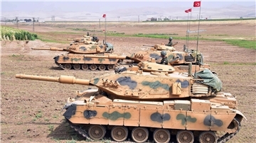 Panzer der türkischen Armee während eines Manövers: Ankara geht in der Südosttürkei und im Nordirak regelmäßig gegen die PKK vor.
