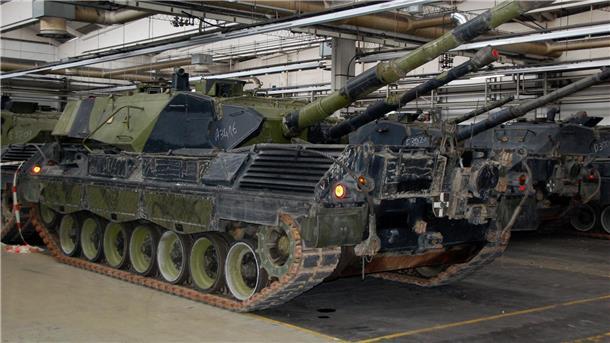 Panzer vom Typ Leopard 1A5 aus dänischen Beständen stehen in Flensburg in einer Produktionshalle (Archivbild). 100 Kampfpanzer  dieses Typs sollen an die Ukraine geliefert werden.