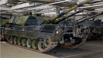 Panzer vom Typ Leopard 1A5 aus dänischen Beständen stehen in Flensburg in einer Produktionshalle (Archivbild). 100 Kampfpanzer  dieses Typs sollen an die Ukraine geliefert werden.