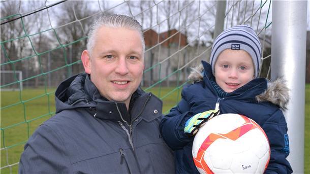 Papa Tobias Rubow mit Sohn Finn. Rubow wurde 1991, damals selbst ein Kind, zum Turnierhelden beim Weser-Elbe-Cup.