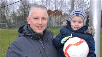 Papa Tobias Rubow mit Sohn Finn. Rubow wurde 1991, damals selbst ein Kind, zum Turnierhelden beim Weser-Elbe-Cup.