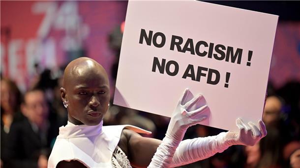 Papis Loveday protestiert bei der Berlinale für Demokratie.