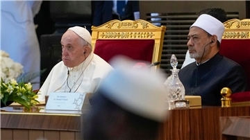 Papst Franziskus befindet sich auf einer viertägigen Reise in Bahrain, um den Dialog mit der muslimischen Welt zu fördern.