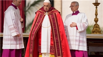 Papst Franziskus bei der Palmsonntagsmesse auf dem Petersplatz in Rom.