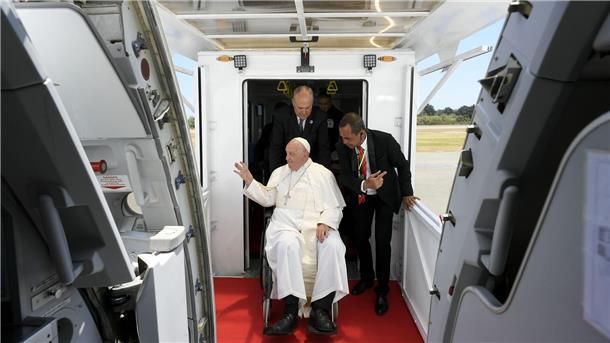 Fluglinie versorgt Papst vor Start mit Gebeten Papst Franziskus beim Einstiegen ins einzige größere Flugzeug von Aero Dili.