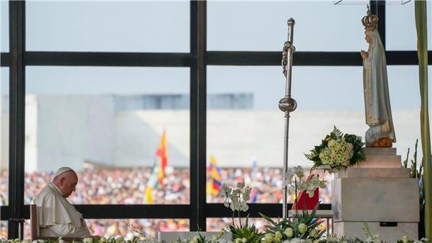 Papst Franziskus betet vor der Statue der Jungfrau Maria.