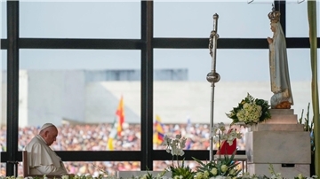 Papst Franziskus betet vor der Statue der Jungfrau Maria.