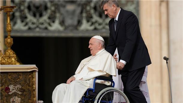 „Warum so viel Tod?“ - Papst mahnt an Ostern zu Frieden Papst Franziskus erreicht den Altar im Rollstuhl.