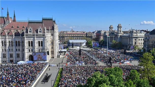 Papst wählt in Ungarn klare Worte: „Öffnen wir die Türen“ Papst Franziskus feiert die Heilige Messe auf dem Kossuth Lajos Platz.