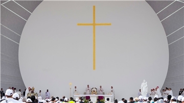 Papst Franziskus feiert eine Messe im Nationalstadion in Bahrain.