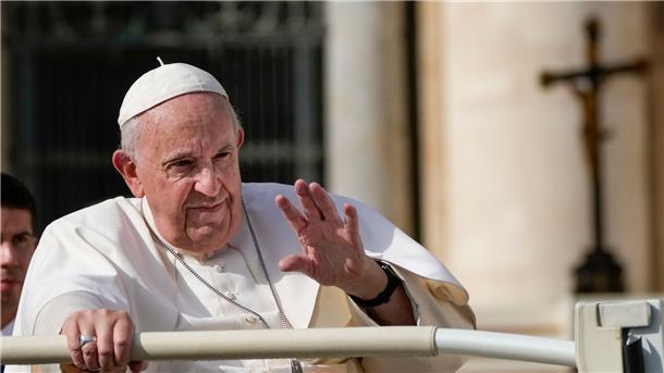 Papst warnt Priester vor Pornos: „So tritt der Teufel ein“ Papst Franziskus grüßt zum Abschluss seiner wöchentlichen Generalaudienz auf dem Petersplatz.