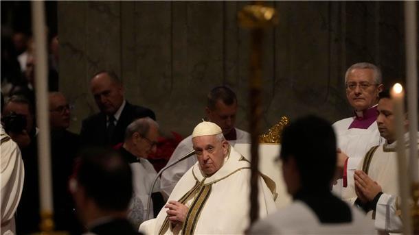 Christmette: Papst prangert Kriege und Materialsmus an Papst Franziskus kommt im Petersdom an, um die Heiligabendmesse zu leiten.