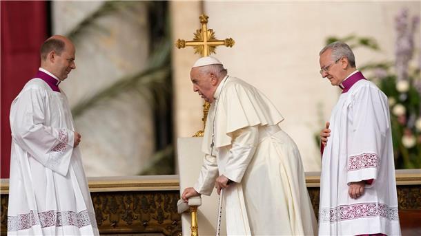 „Warum so viel Tod?“ - Papst mahnt an Ostern zu Frieden Papst Franziskus leidet unter Knieproblemen und ist deshalb auf eine Gehhilfe angewiesen.
