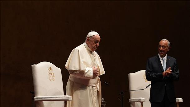 Papst beim Weltjugendtag: „Wohin steuerst du, Europa?“ Papst Franziskus (mit Präsident Marcelo Rebelo de Sousa, r) hält sich für eine fünftägige Pilgerreise in Portugal auf.
