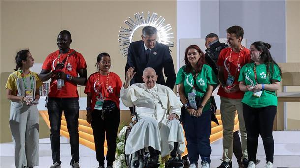 Papst Franziskus mit Teilnehmern des Weltjugendtags im Tejo-Park in Lissabon.