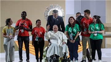 Papst Franziskus mit Teilnehmern des Weltjugendtags im Tejo-Park in Lissabon.