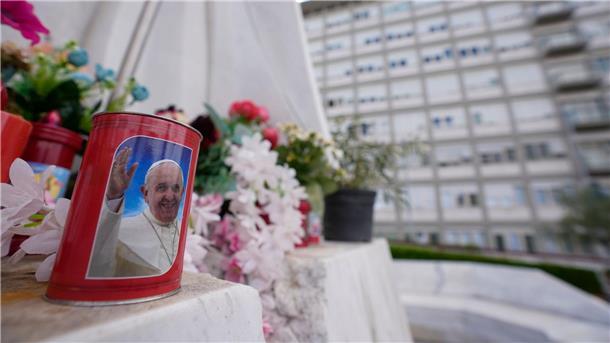 Papst Franziskus muss sich noch von seiner Bauchoperation erholen.