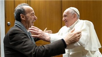 Papst Franziskus (r) empfängt den italienischen Filmemacher und Komiker Roberto Benigni.