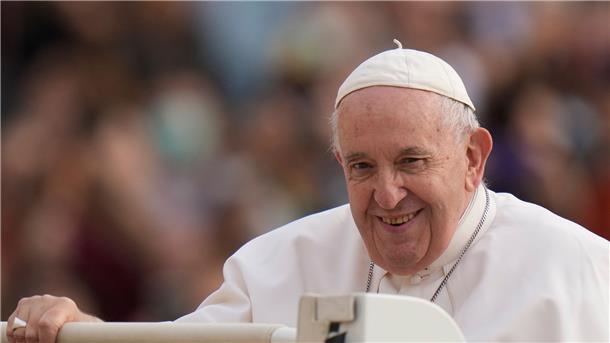 Papst Franziskus trifft zu seiner wöchentlichen Generalaudienz auf dem Petersplatz ein.