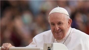 Papst Franziskus trifft zu seiner wöchentlichen Generalaudienz auf dem Petersplatz ein.