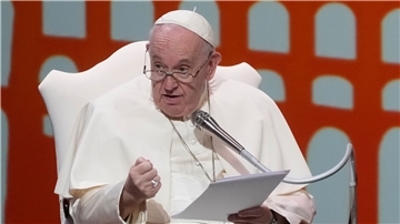 Papst Franziskus überbringt seine Botschaft während der Diskussionsveranstaltung „Economy of Francesco“. Bei der Veranstaltung trifft Papst Franziskus junge Unternehmer für eine integrativere und menschlichere Wirtschaft.