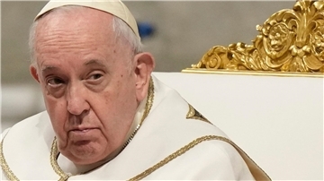 Papst Franziskus: „Und ich sage jedem, der Homosexualität kriminalisieren möchte, dass er falsch liegt“.