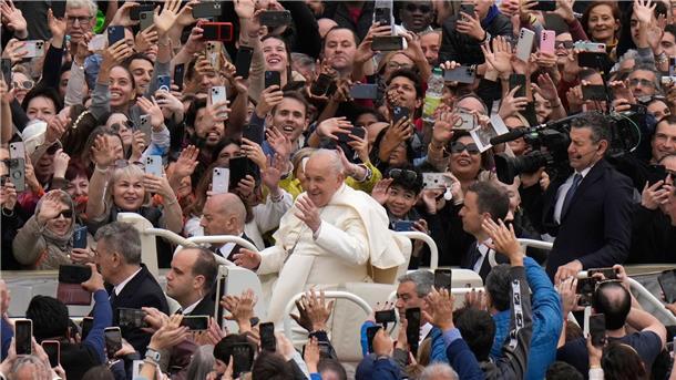 „Warum so viel Tod?“ - Papst mahnt an Ostern zu Frieden Papst Franziskus winkt den Gläubigen zu, nachdem er die Ostermesse auf dem Petersplatz zelebriert hat.