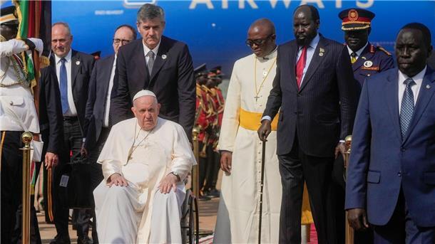 Südsudan hofft auf Friedensmission des Papstes Papst Franziskus wird vom südsudanesischen Präsidenten Salva Kiir (3.v.r) auf dem Flughafen von Juba empfangen.