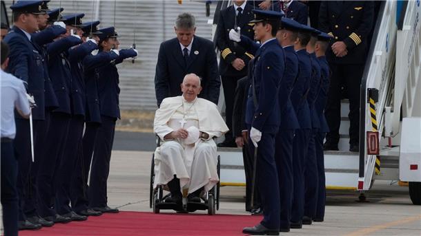 Papst beim Weltjugendtag: „Wohin steuerst du, Europa?“ Papst Franziskus wird von der Ehrengarde bei seiner Ankunft am Flugplatz Figo Maduro in Lissabon begrüßt.