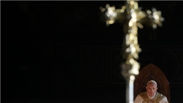 Papst Franziskus zelebriert die Messfeier in der Kathedrale Santa Maria Assunta in Asti.
