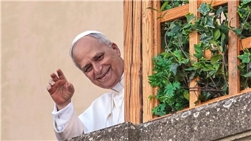 Papst Leo XIV. grüßt aus dem Urlaub in Castel Gandolfo.