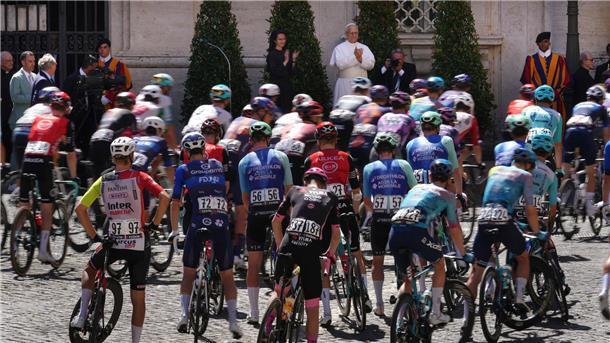 Stopp im Vatikan: Papst Leo XIV. segnet Giro-Peloton Papst Leo XIV. segnet das Giro-Peloton.