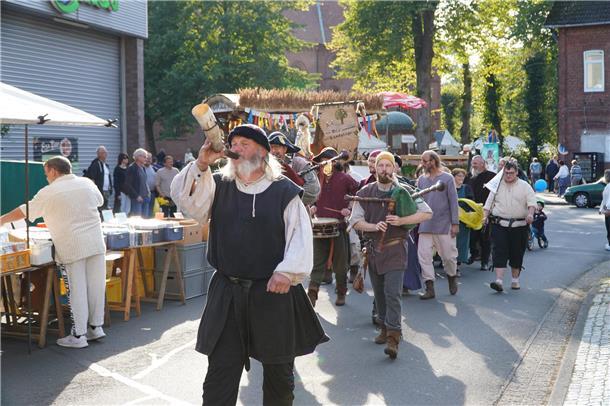 Parade der Mittelaltergelage auf dem Herbstmarkt.
