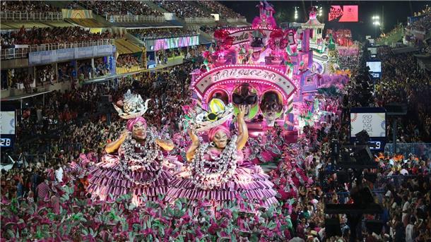 Parade der Sambaschule Mangueira im Sambodrom in Rio.