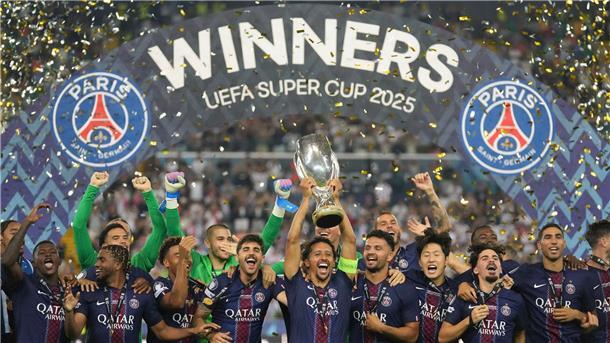 Paris Saint-Germain feiert den Gewinn des europäischen Supercups.