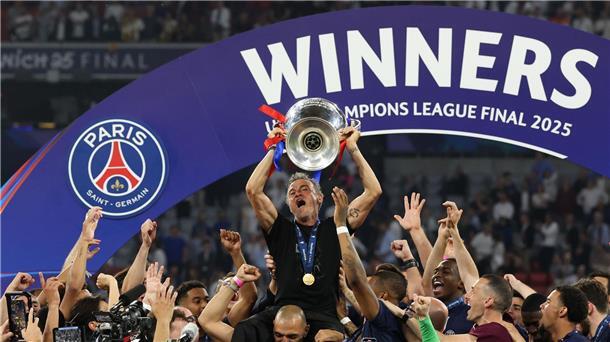 Paris Saint-Germain Fußball-Trainer Luis Enrique jubelt mit dem Champions League Pokal nach dem Sieg im Finale.