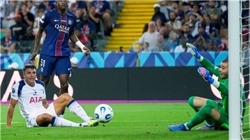 Paris-Torwart  Lucas Chevalier beim Gegentor zum 0:1 durch den ehemaligen Wolfsburger Micky van de Ven.