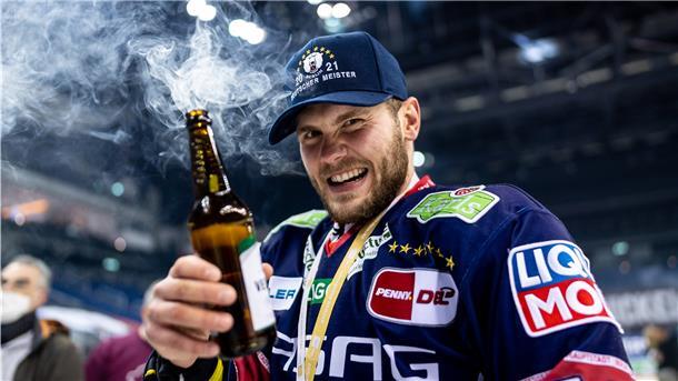 Parker Tuomie Anfang Mai bei der Meisterfeier auf dem Eis mit den Eisbären Berlin.
