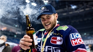 Parker Tuomie Anfang Mai bei der Meisterfeier auf dem Eis mit den Eisbären Berlin.