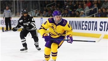 Parker Tuomie hat mit den Minnesota State Mavericks die Hauptrunden-Meisterschaft in der nordamerikanischen College-Liga WCHA gewonnen.