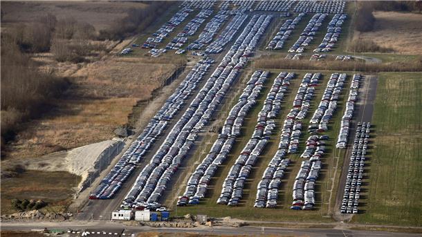 Autos auf Parkflächen. 