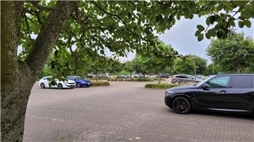 Parkmöglichkeiten gibt es in Wremen auch hinter dem Deich - wie diesen kostenfreien Großraumparkplatz vor dem Gästezentrum am Rolf-Dircksen-Weg.
