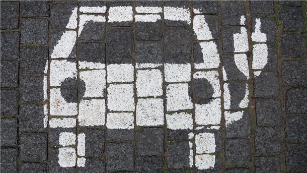 Unternehmen beim E-Auto-Einsatz vor privaten Nutzern Parkplatz für Elektroautos. Jeder siebte Pkw in den Fuhrparks der Firmen war im vergangenen Jahr ein E-Auto.