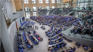 Parlamentarier debattieren im Bundestag. Es gibt einen Trend:  immer mehr „Denglisch“, also das Mischen von deutscher und englischer Sprache.