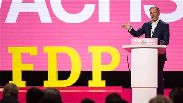 Deutschland als Absteiger? Lindner für „Wirtschaftswende“ Parteichef Christian Lindner spricht zu Beginn des 75. Ordentlichen Bundesparteitages der FDP in Berlin.