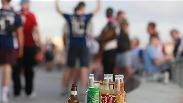 Mallorca läutet die Partysaison ein Party auf der Promenade am Strand von Arenal. Mallorca läutet die Partysaison ein.