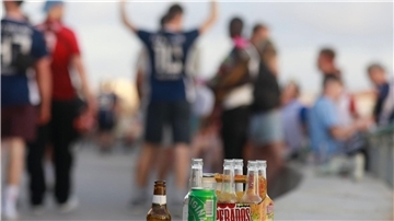 Party auf der Promenade am Strand von Arenal. Mallorca läutet die Partysaison ein.