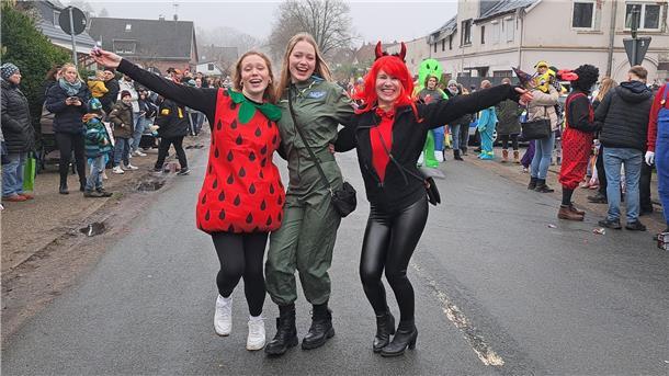 Die schönsten Fotos vom Karneval in Wehdel: Was für ein bunter Umzugstrubel Schick und bunt sind die Kostüme beim Karneval in Wehdel.